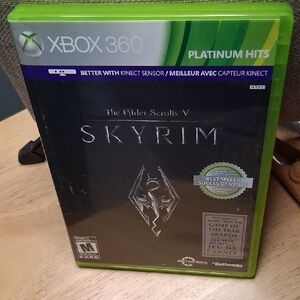 Xbox 360 The Elder Scrolls V: Skyrim Platinum Hits - Green Case